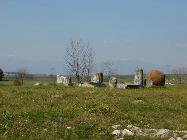 希腊马其顿佩拉的古柱碎片和一个大的粘土罐 — 图库照片