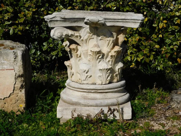  Eski Korint 'te bir Korint düzen başkenti.