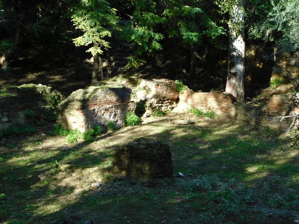 2018年10月 希腊雅典 普洛斯学院的古老遗址公园里的旧城墙 — 图库照片
