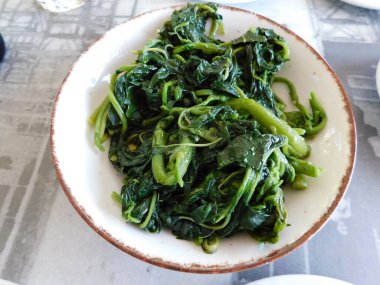 Lokantada servis edilen zeytinyağlı Blitum salatası.