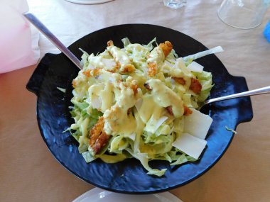 Peynirli Sezar salatası ve parmak tavuk parçaları.