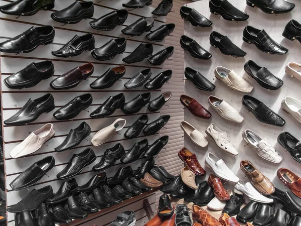 Rusya pazarında ayakkabılarla raf — Stok fotoğraf