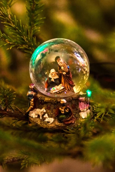 Mary, Joseph and Jesus in snow globe — Stock Photo, Image