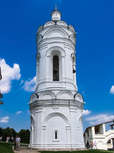 The Church of St. George with a bell tower on a hot sunny summer day. — Stock Photo, Image