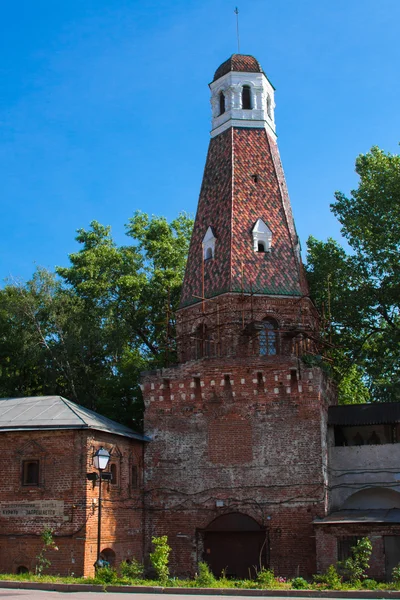 В Москве. Монастырь Симонова. Башня . — стоковое фото