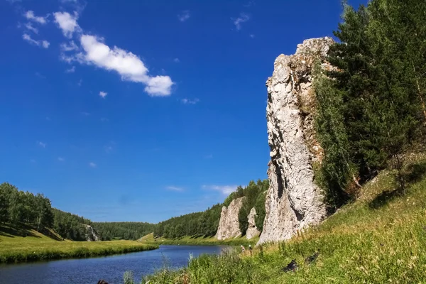 Sziklák a folyó Iset, Ural, Oroszország Jogdíjmentes Stock Fotók