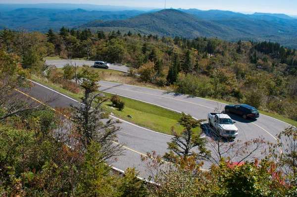 Vlásenka křivky road v blue ridge mountains — Stock fotografie