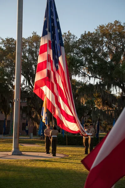 Gran bandera americana siendo izada por marines —  Fotos de Stock