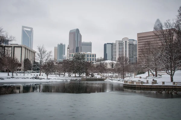 Charlotte skyline in zeldzame sneeuwstorm in Noord-carolina — Stockfoto