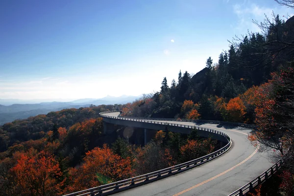 Blue ridge parkway hösten linn cove viadukten falla lövverk berg — Stockfoto