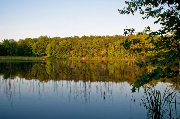 Деревенский пейзаж с красивым озером . — стоковое фото