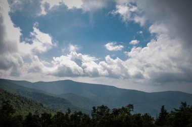 dumanlı dağ panorama