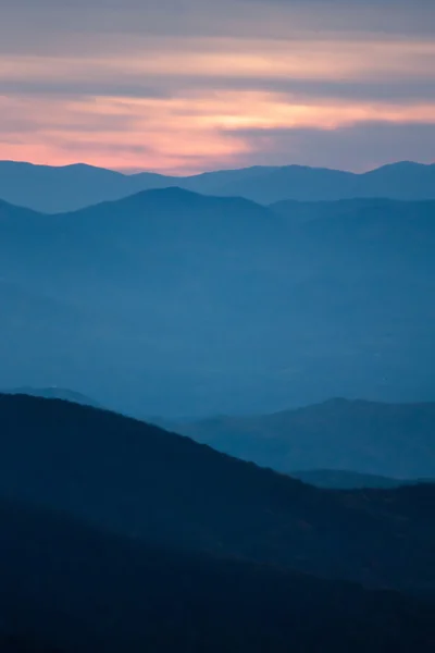 Verrauchte Berge — Stockfoto