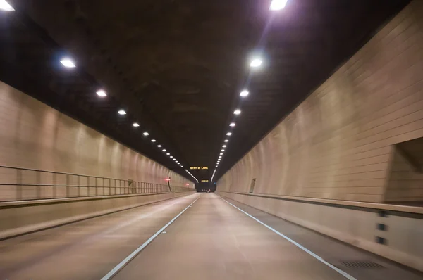 Проезд через туннель — стоковое фото