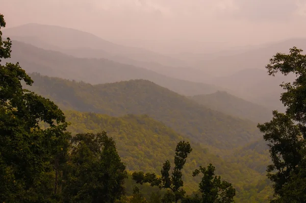 Panorama de montaña ahumado —  Fotos de Stock