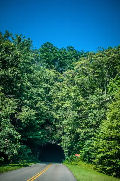 Blue cume montanhas túnel — Fotografia de Stock