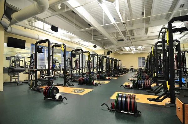 Üniversite Spor salonunda egzersiz fascility