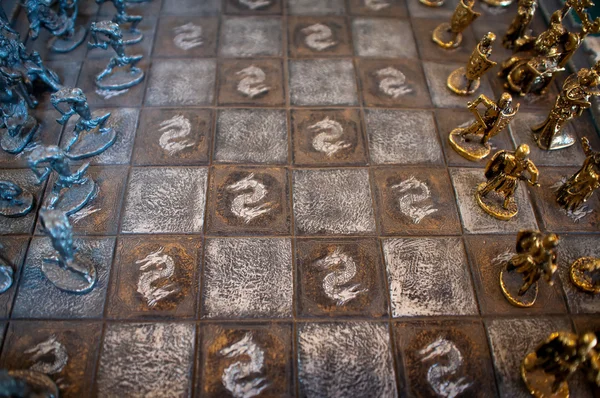 Mittelalterliches Schachbrett mit Schachfiguren — Stockfoto