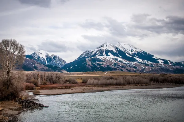 Montanhas Rochosas junto ao Rio Yellowstone — Fotografia de Stock