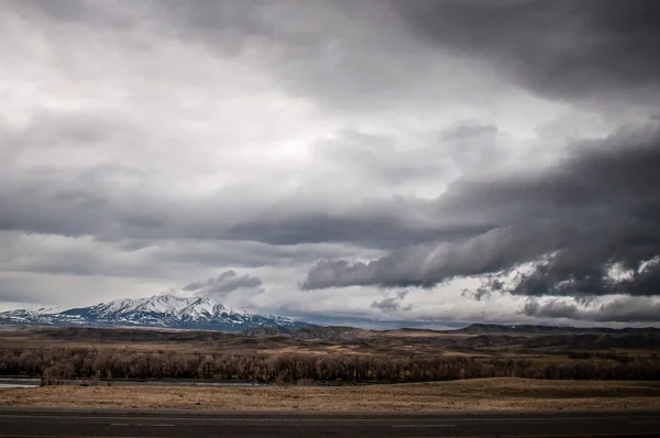 Montagne rocciose lungo il fiume Yellowstone — Foto Stock