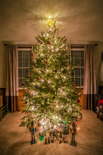Karácsonyfa díszített a nappaliban — Stock Fotó
