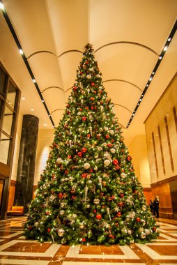 kapalı süslü Noel ağacı