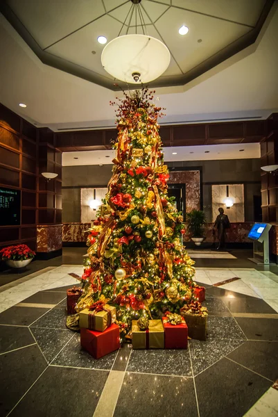 Geschmückter Weihnachtsbaum drinnen — Stockfoto