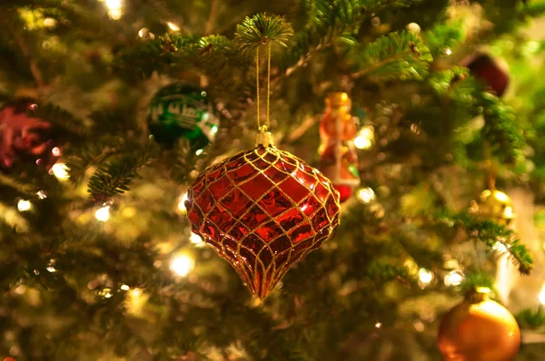 Noel ağacını süsler — Stok fotoğraf