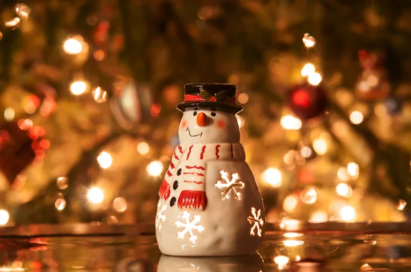 Festlig snögubbe med jul ljus bakgrund — Stockfoto