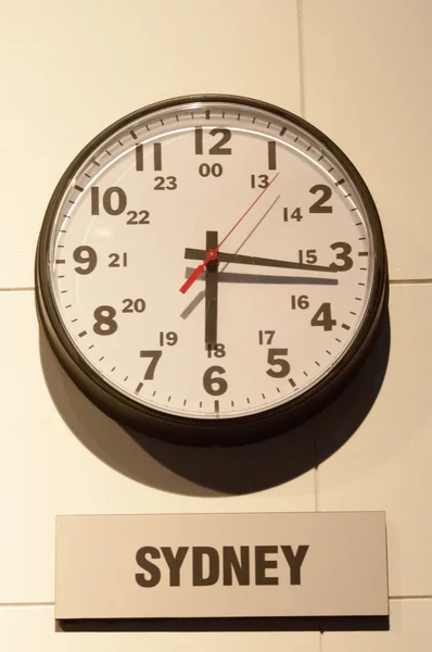 Horloges de fuseau horaire montrant l'heure différente — Photo