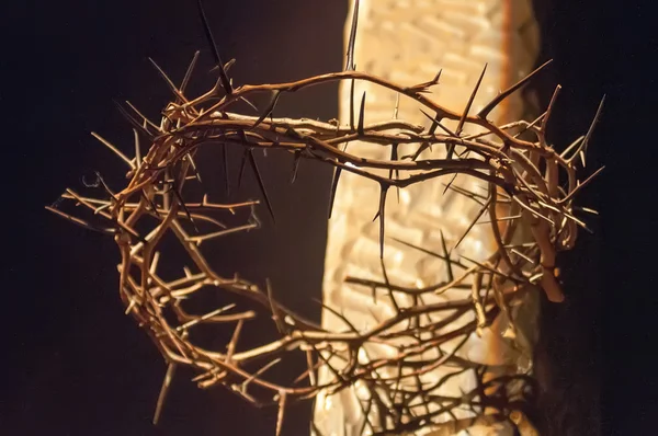 Couronne d'épines suspendue autour de la croix de Pâques — Photo