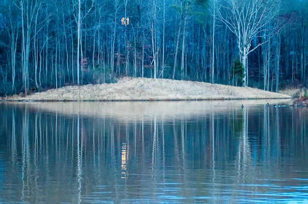 Lua refletindo no lago — Fotografia de Stock