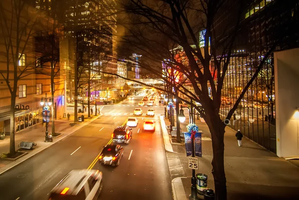 Tráfico en una gran ciudad — Foto de Stock