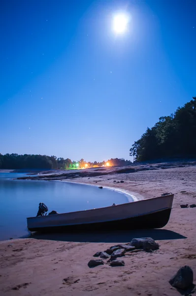 Barco en el lago por la noche —  Fotos de Stock