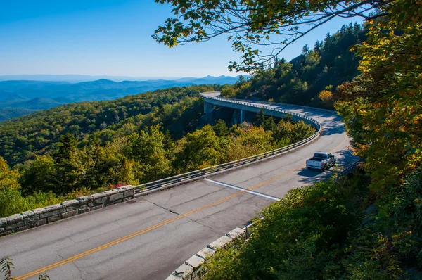 Blue ridge parkway hösten linn cove viadukten falla lövverk oc — Stockfoto