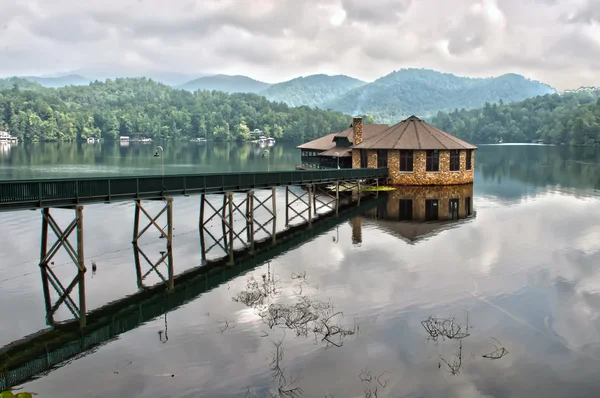 Construção no lago — Fotografia de Stock