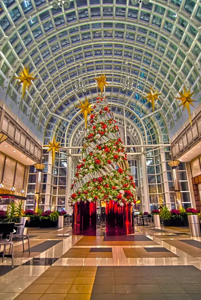 Afbeelding van grote gedecoreerde kerstboom in het winkelcentrum — Stockfoto