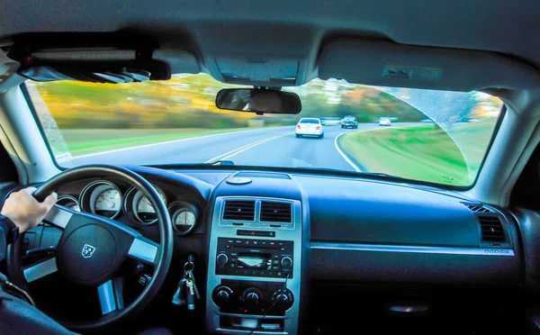 Condução de carro no outono — Fotografia de Stock