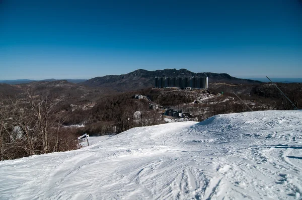 Cresta blu montagne paesaggio nella neve — Foto Stock