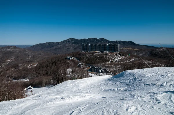 Azul cresta montañas paisaje en la nieve — Foto de Stock