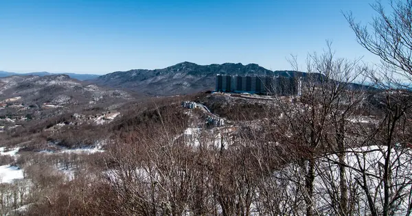 Azul cresta montañas paisaje en la nieve — Foto de Stock