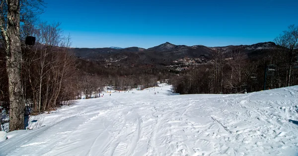 Синій хребет гори пейзаж в снігу — стокове фото