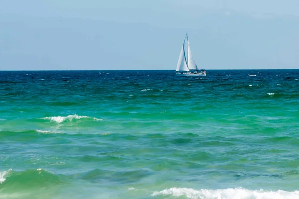 Zeilboot op oceaan — Stockfoto