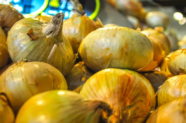 Onion heap on open market as background — Stock Photo, Image