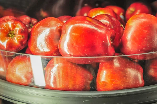 Ekranda süpermarkette rafta elmalar — Stok fotoğraf