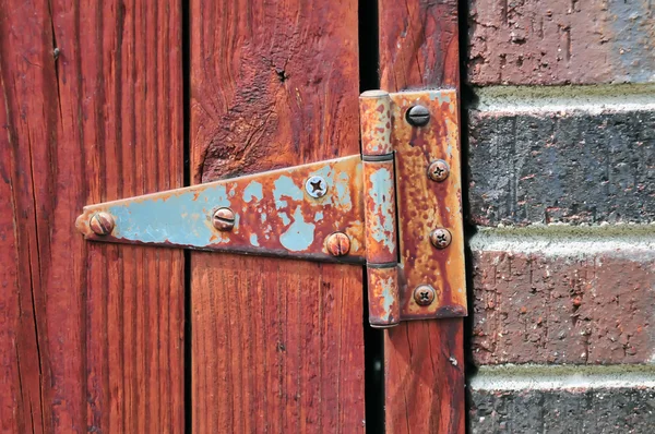 Dobradiça velha porta enferrujada — Fotografia de Stock