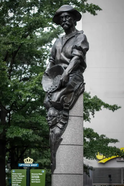 A statue at Charlotte uptown in North Carolina — Stock Photo, Image
