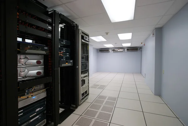 Interior moderno da sala de servidores no datacenter — Fotografia de Stock