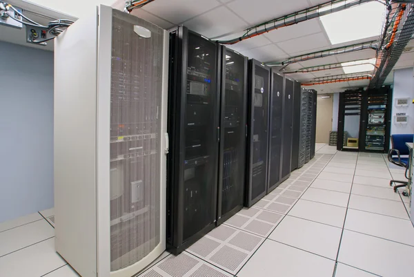 数据中心服务器室的现代内部 — 图库照片