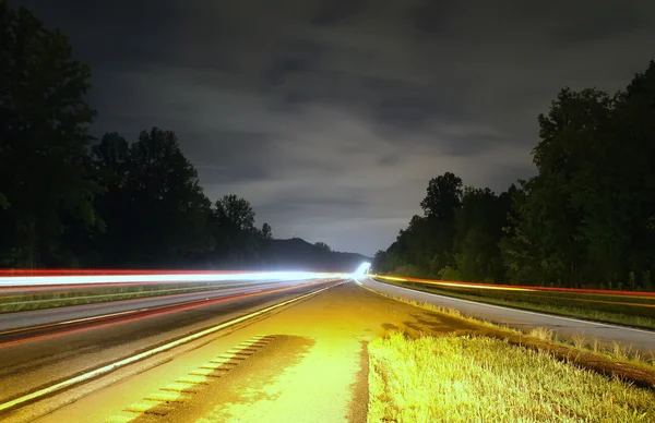 Snelwegverkeer 's nachts — Stockfoto